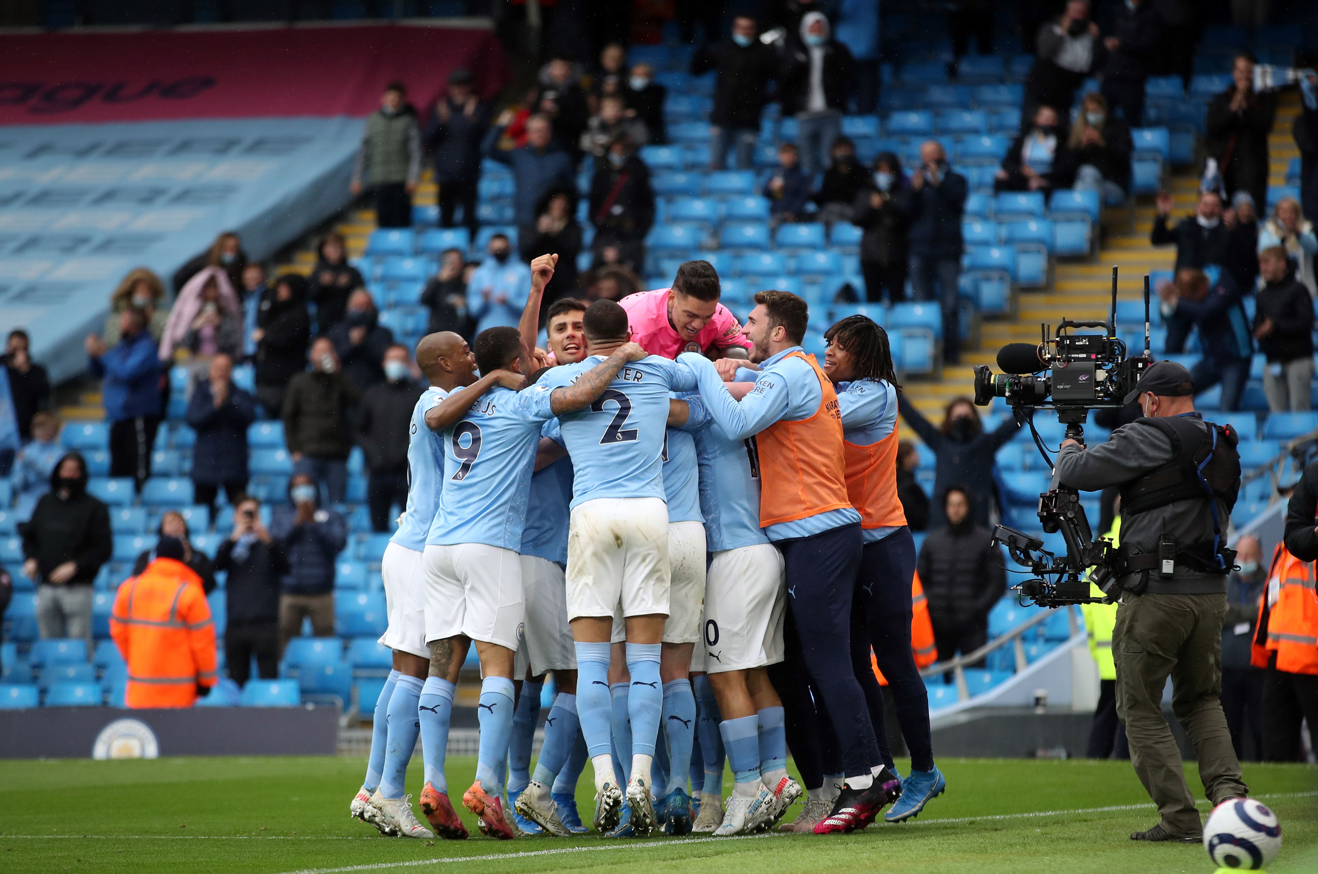 Jugadores del Manchester City atacan a Sergio Agüero tras su primer gol